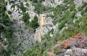 Όρος Τελέθριο, Καταρράκτης Δαφνοκούκι πάνω από το χωριό