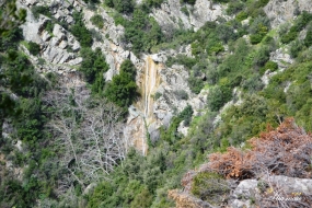 Όρος Τελέθριο, Καταρράκτης Δαφνοκούκι πάνω από το χωριό