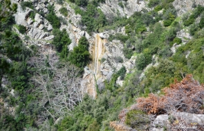 Όρος Τελέθριο, Καταρράκτης Δαφνοκούκι πάνω από το χωριό